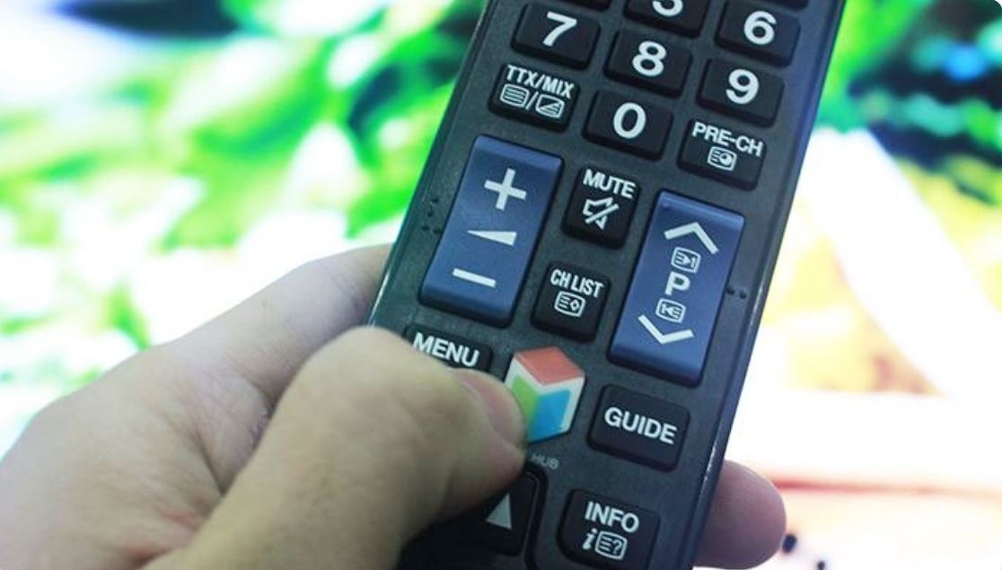 Bấm nút Smart Hub trên điều khiển của tivi Samsung