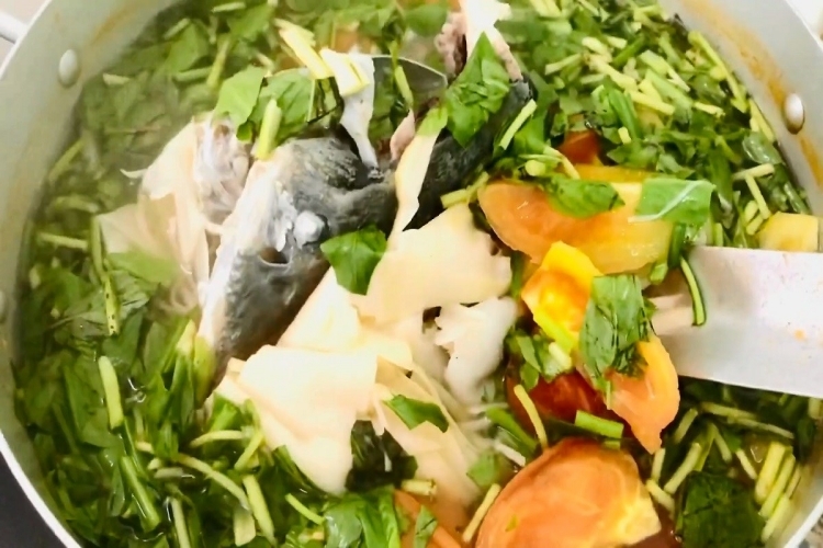 Hướng dẫn cách làm cá tầm nấu canh chua bổ dưỡng, thanh mát cho ngày nắng nóng - hình 4