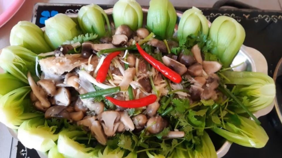 Cá diêu hồng hấp nấm cải thìa