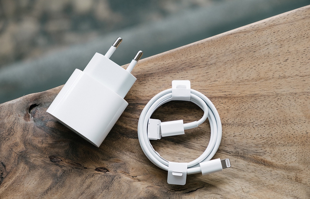 ​​​​ iPhone cắm sạc bị tắt nguồn 6