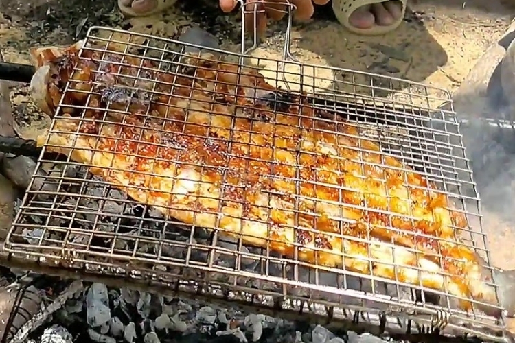 Vào bếp trổ tài ngay với 2 công thức cá quả nướng muối ớt siêu ngon chinh phục cả gia đình - hình 6