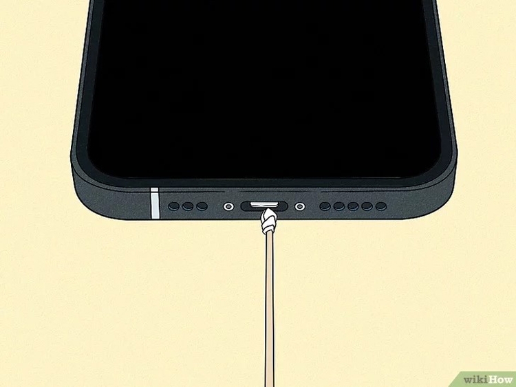 Dùng tăm bông nhỏ thâm nước ở các khe hở