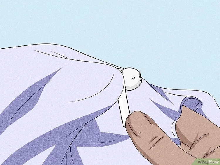 Bước 1: Lấy khăn bông và tăm bông cỡ nhỏ thấm toàn bộ nước có trên các bề mặt tai nghe và hốp sạc.