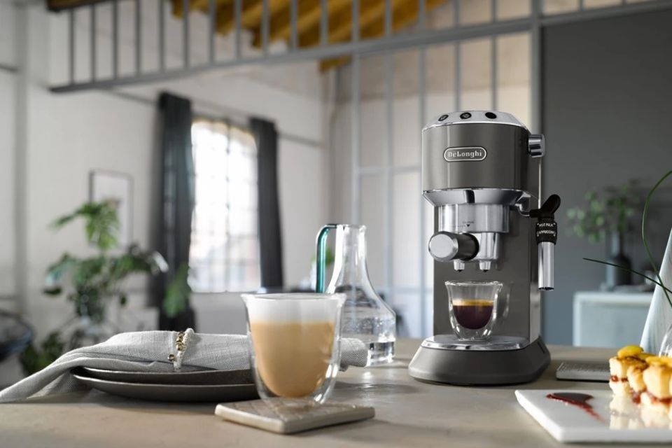Máy pha cà phê Delonghi với kiểu dáng hiện đại, màu sắc sang trọng
