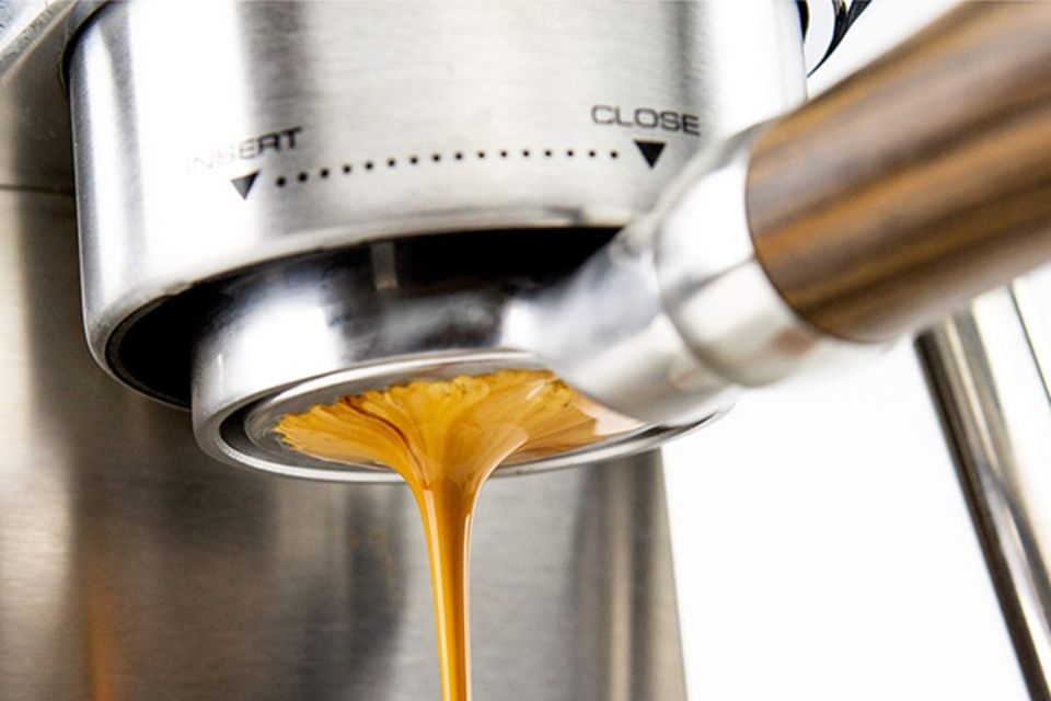 Máy pha cà phê Delonghi với bộ lọc mịn