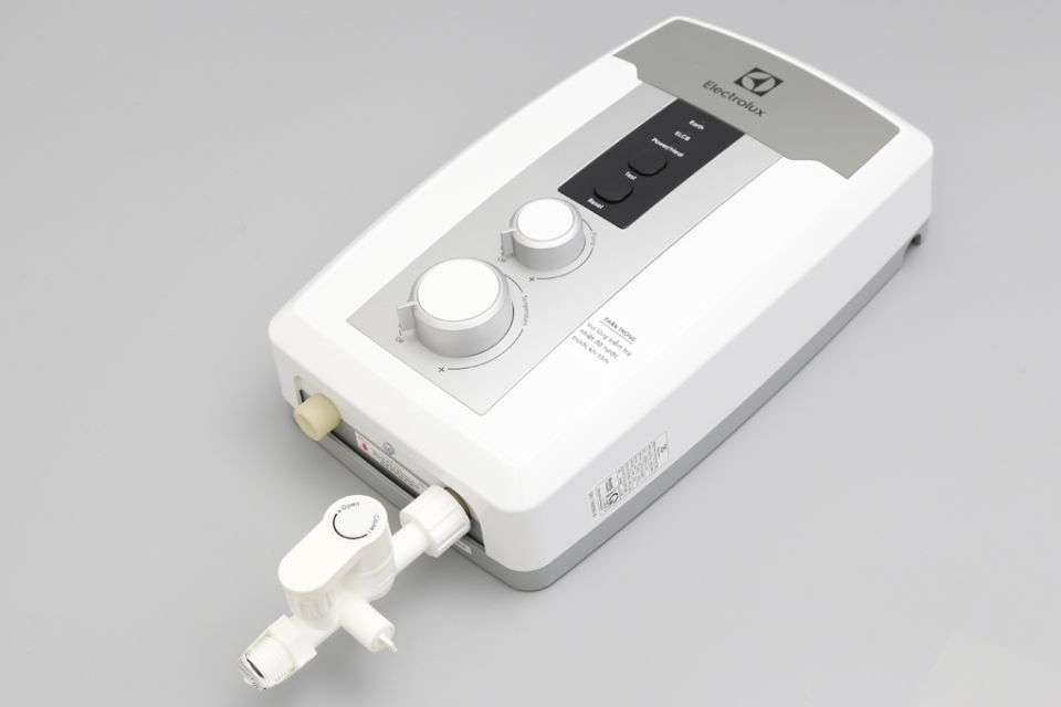 Ai nên mua máy nước nóng Electrolux