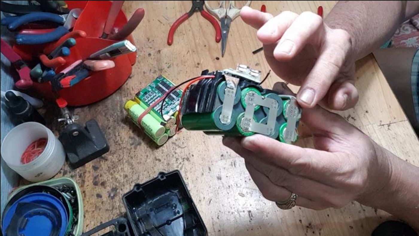 Lưu ý chiều âm và chiều dương của pin trước khi lắp