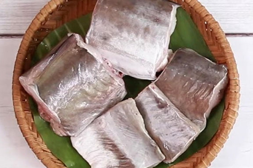 Sơ chế cá lạc.
