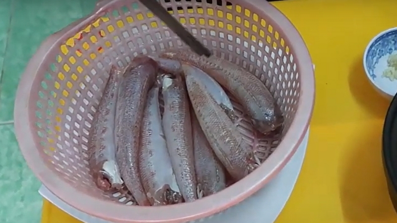 Cách nấu cá mối kho tiêu 1