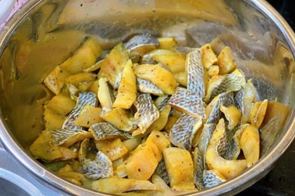 Ướp cá với gia vị cho thấm đều.
