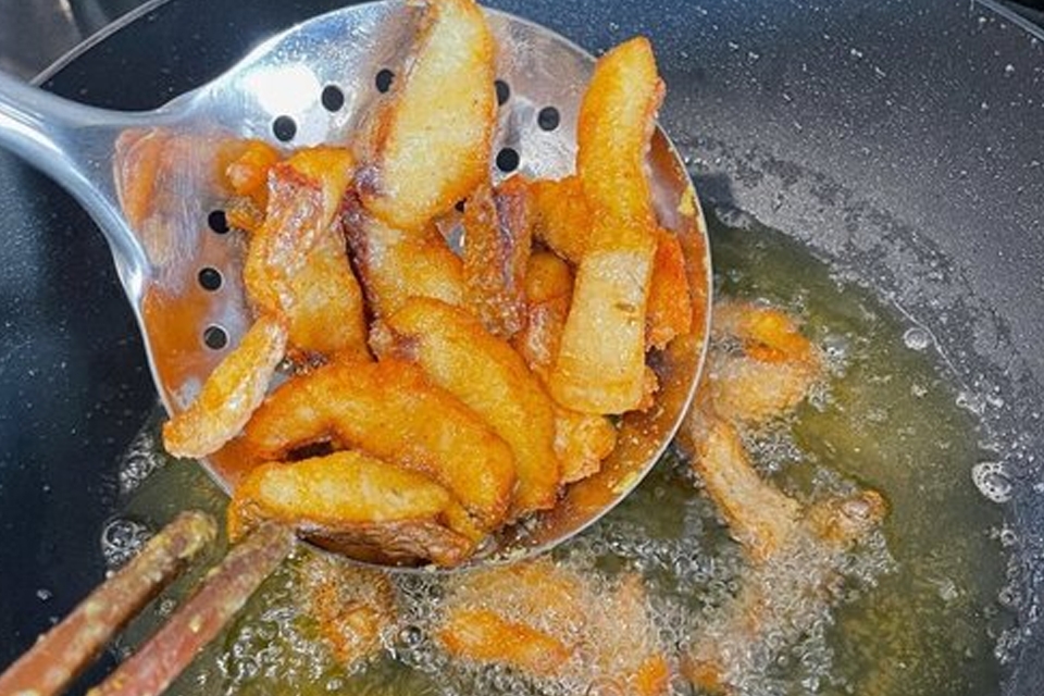 Rán vàng những miếng cá.