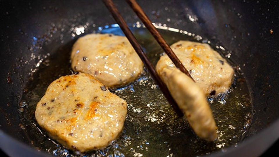 Làm chả cá ăn kèm bún cá cay.