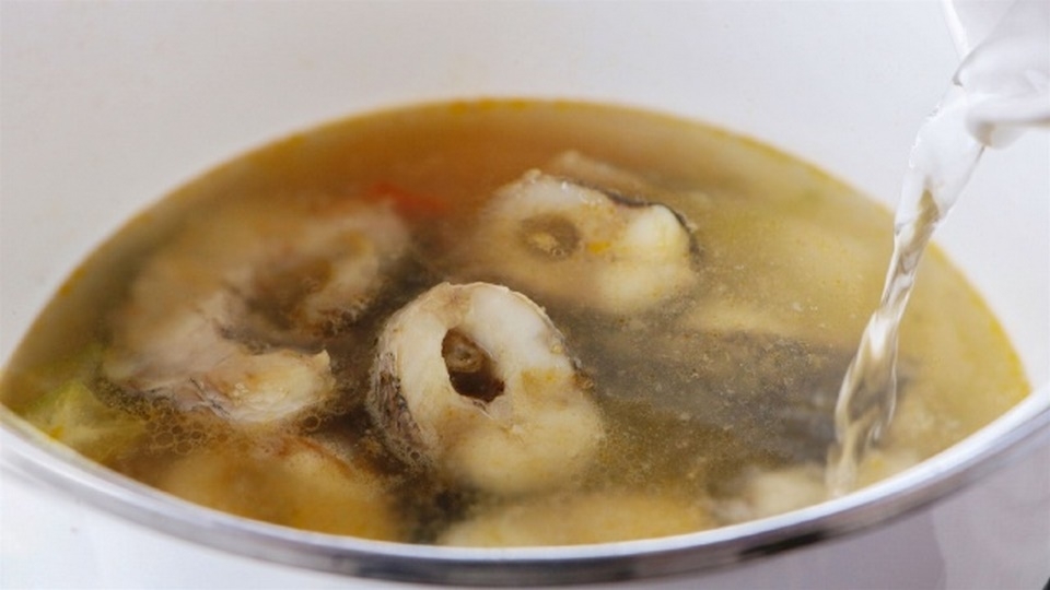 Nấu cá và nước dùng.