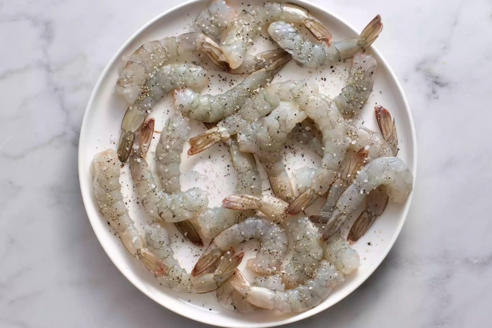 Ướp tôm với gia vị cho thấm đều.
