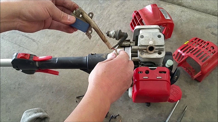 Máy cắt cỏ ra khói trắng có nguyên nhân do đâu và cách sửa cụ thể như thế nào? 3