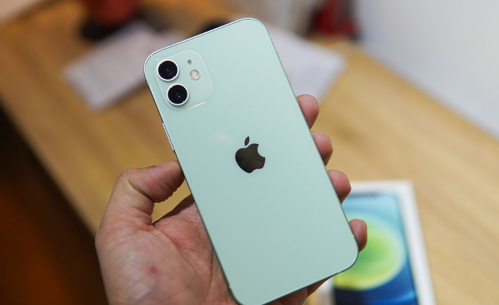 mua iPhone 11 hay 12