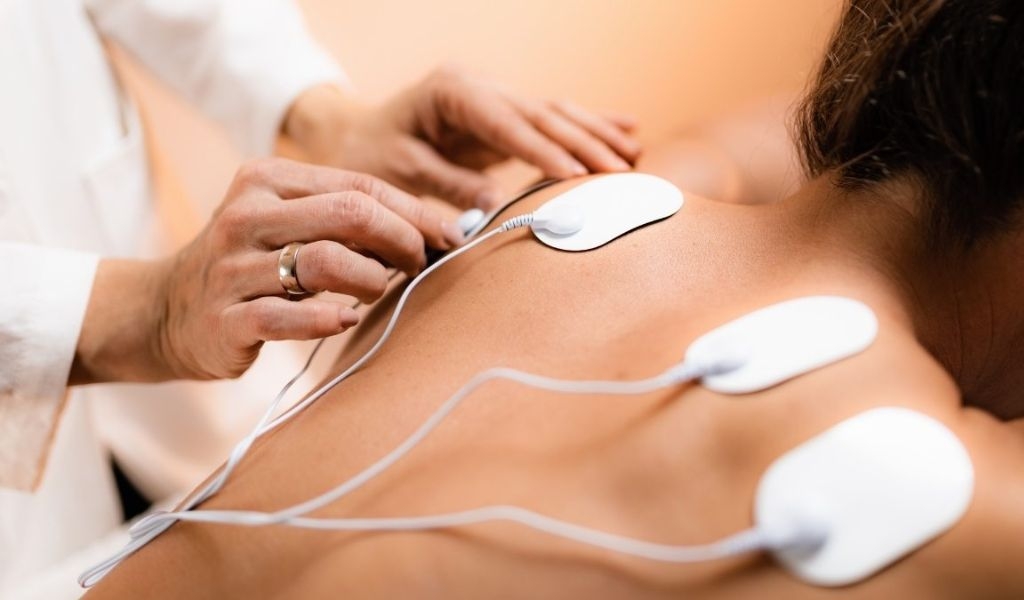 Tác hại của máy massage xung điện sử dụng sai cách. Ai không nên sử dụng và lưu ý khi dùng 4