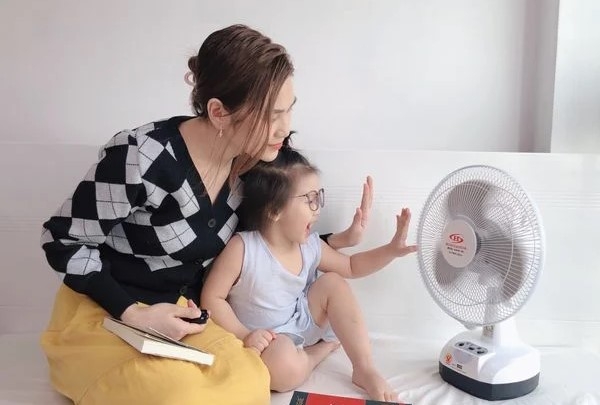 Cách sử dụng quạt tích điện bền hình 2