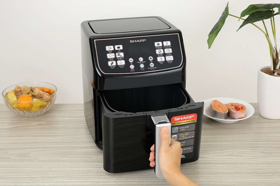Kinh nghiệm mua nồi chiên không dầu Sharp 5