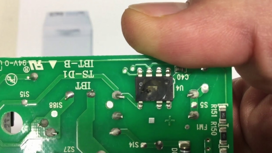 Do bộ phận IC điều khiển công tắc cửa máy giặt bị hỏng