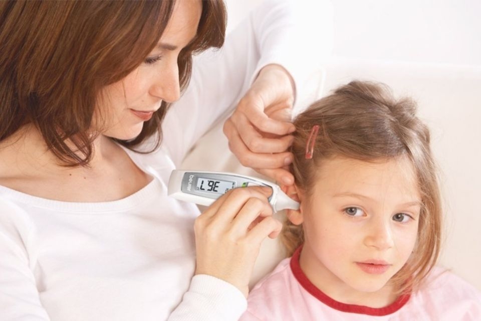 Cách sử dụng nhiệt kế điện tử để đo nhiệt độ tai