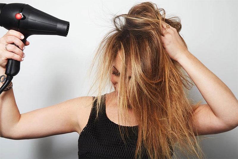 Cách lấy tóc ra khỏi máy sấy hình 1