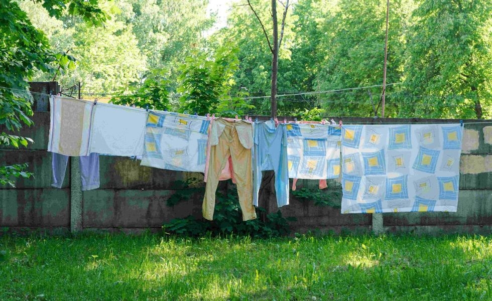 Quần áo phơi bị mưa có cần giặt lại không