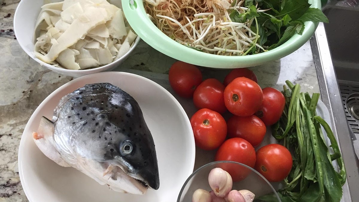 đầu cá hồi nấu măng chua 01