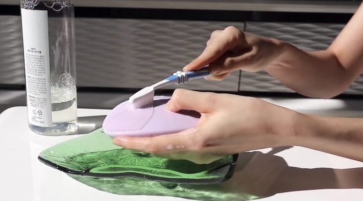cách làm sạch máy rửa mặt bị mốc 6