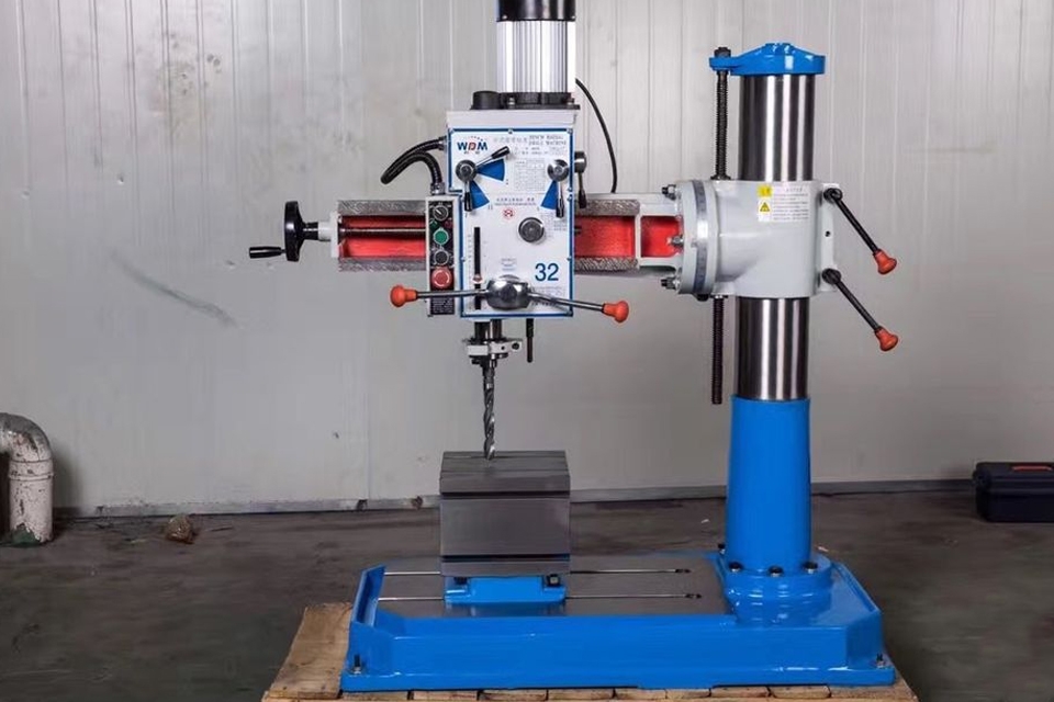 Máy khoan cần (radial drilling machine) hay thường gọi là máy khoan xuyên tâm.