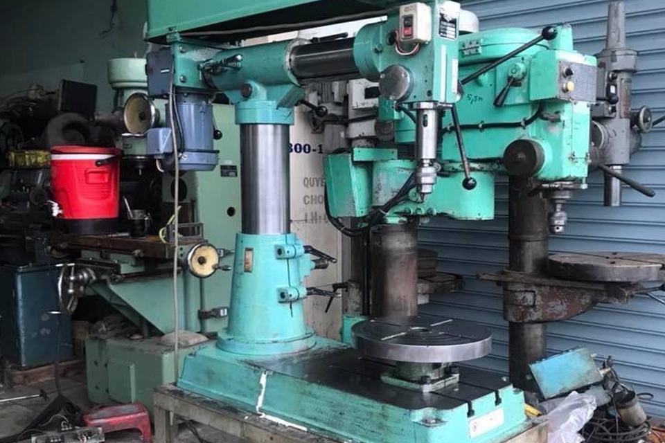 Máy khoan cần vận hành dựa trên sự kết hợp giữa chuyển động tròn xoay và chuyển động tịnh tiến của dao cắt để hình thành bề mặt gia công.