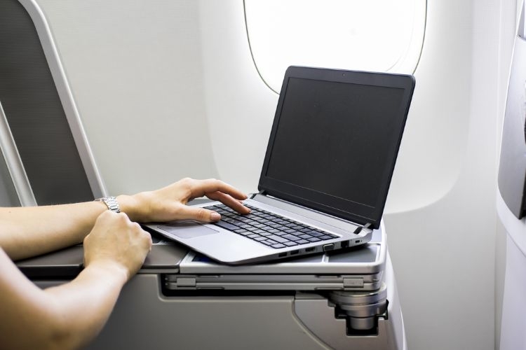 Có được mang laptop lên máy bay không