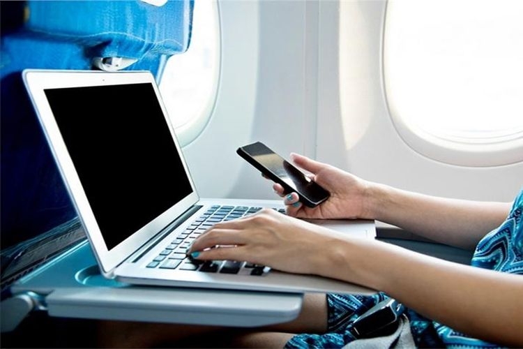 Máy tính xách tay cần được sạc đầy pin trước khi lên máy bay