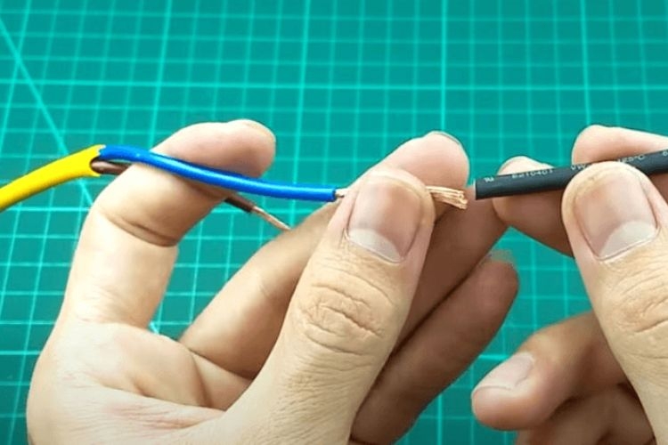 Tách 2 đầu dây điện 1 đoạn khoảng 5 - 10cm