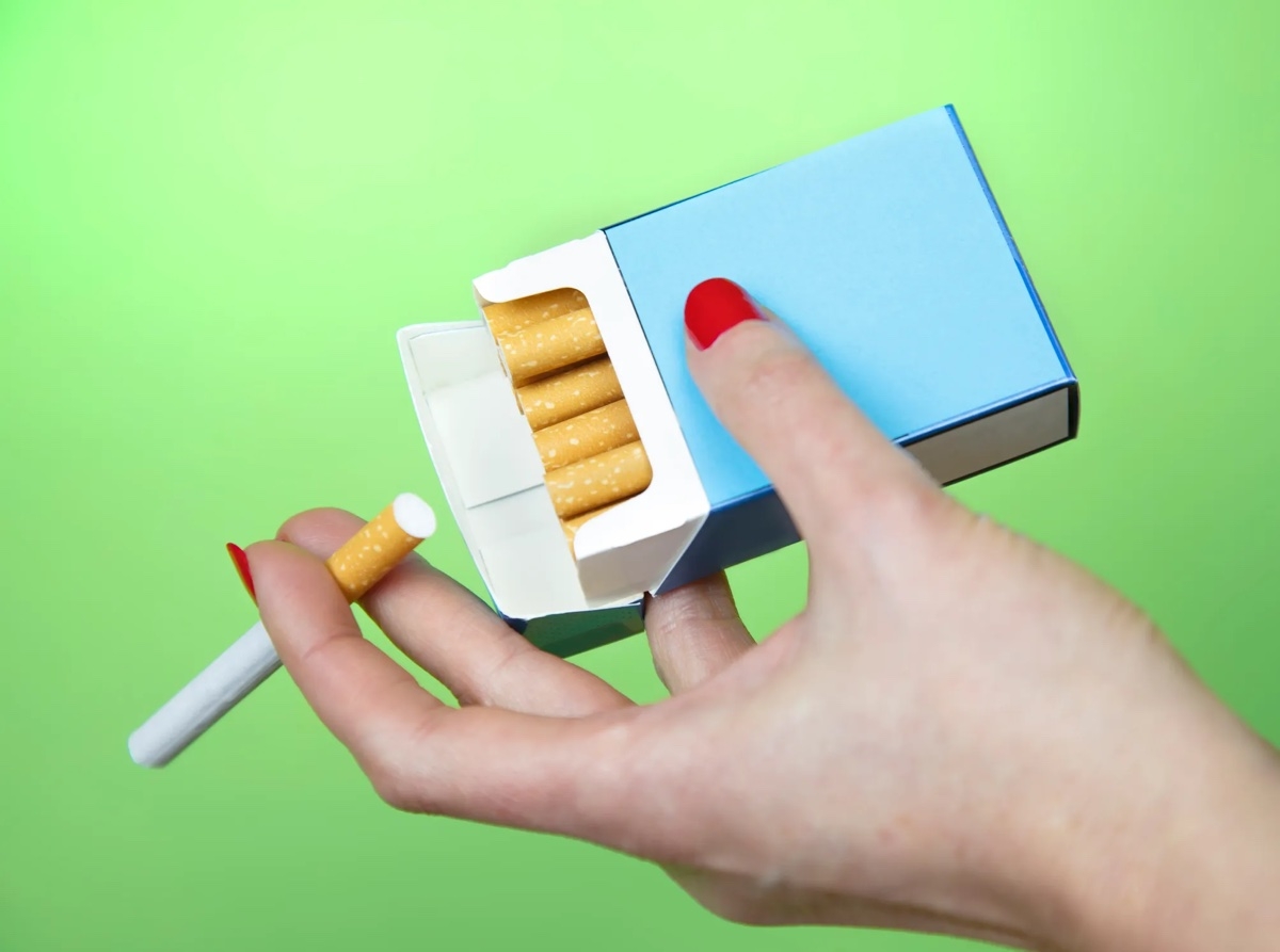 có được mang thuốc lá lên máy bay không - hình 1