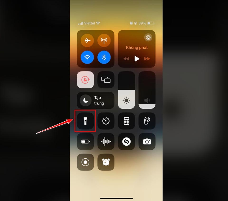 Bật đèn pin iPhone - Ảnh 03