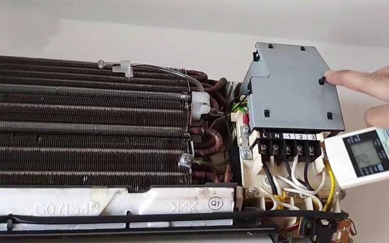 Sửa chữa hoặc thay thế mắt thần máy lạnh bị hỏng
