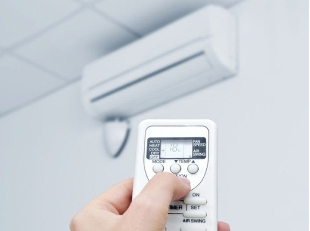 Kiểm tra pin khi mắt thần remote máy lạnh không hoạt động