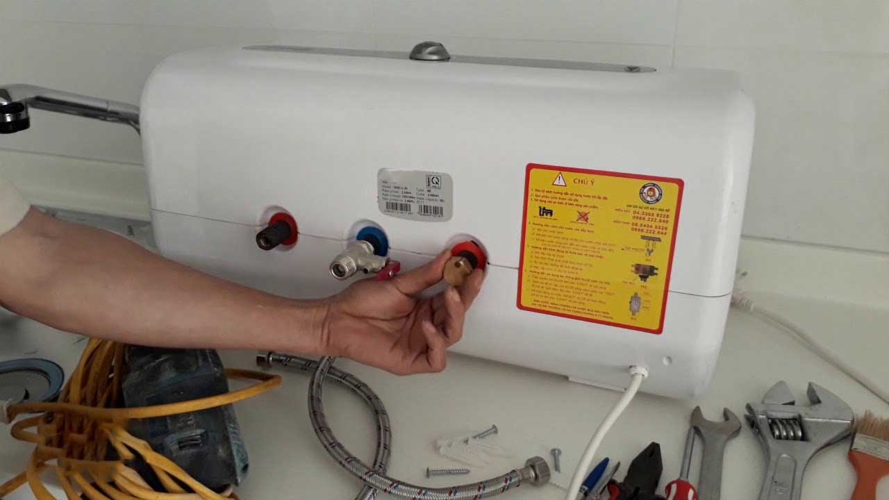 cách xả hết nước trong bình nóng lạnh Ariston 6