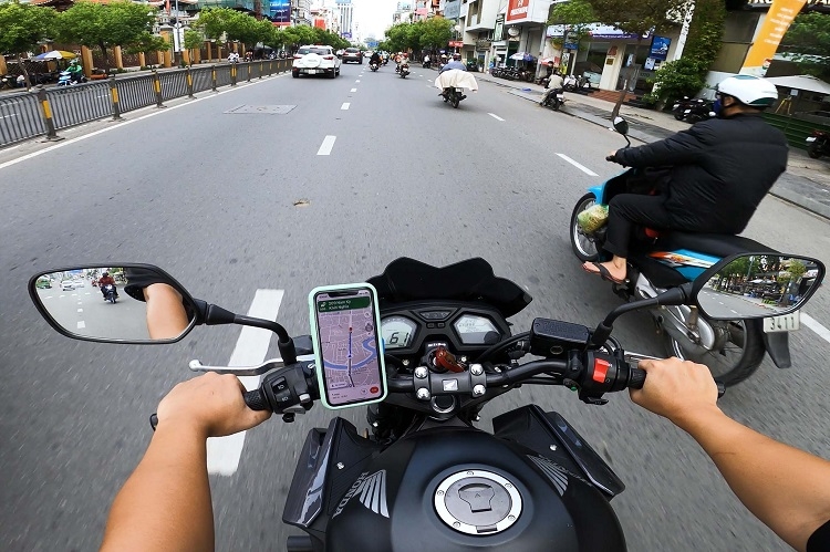Gắn điện thoại trên xe máy có bị phạt không? (Hình 4)