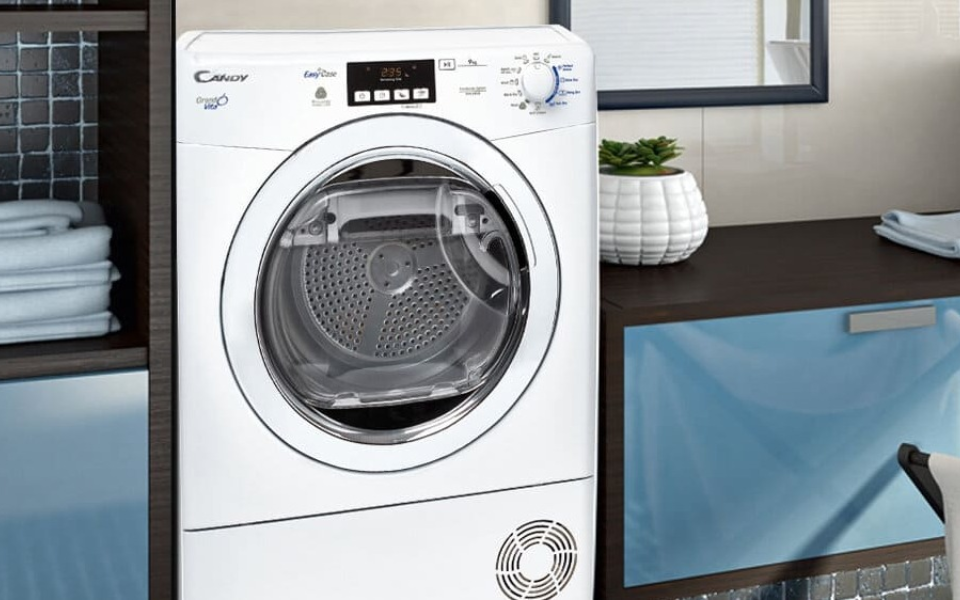 Nếu không quá quan trọng mẫu mã thì máy sấy Candy rất đáng để mua