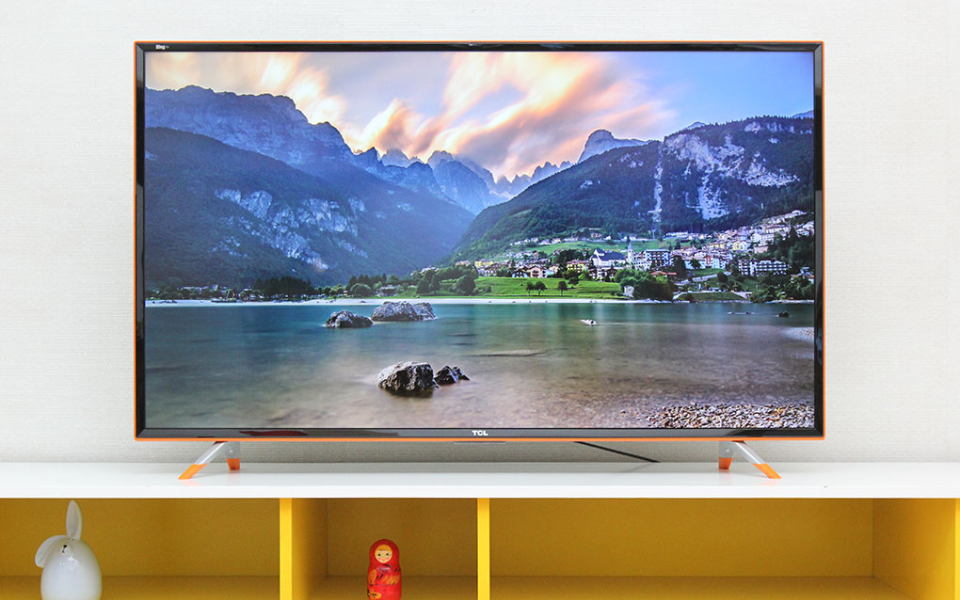 Tivi TCL có những đường nét góc cạnh