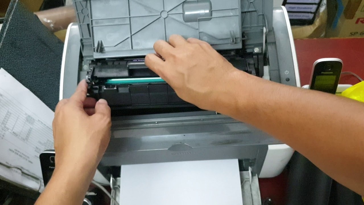 Thao tác tháo hộp mực khỏi máy in Canon 2900 để thay trống