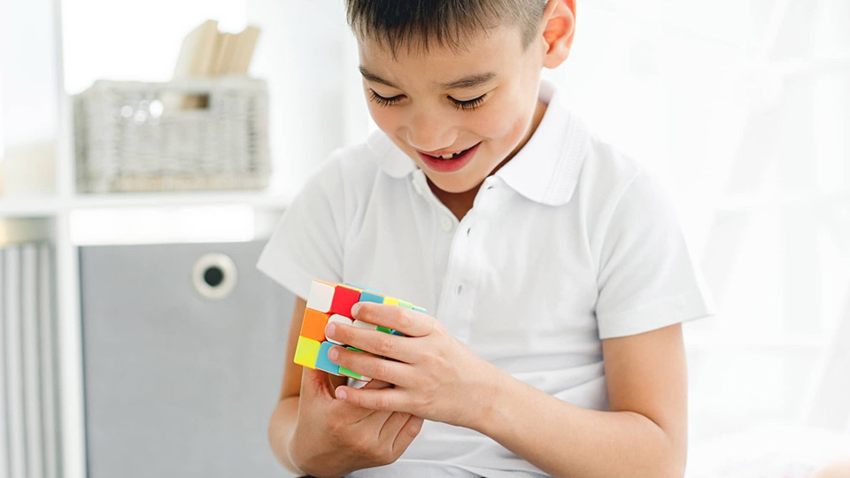 Chơi Rubik là một hoạt động đòi hỏi sự tập trung cao độ