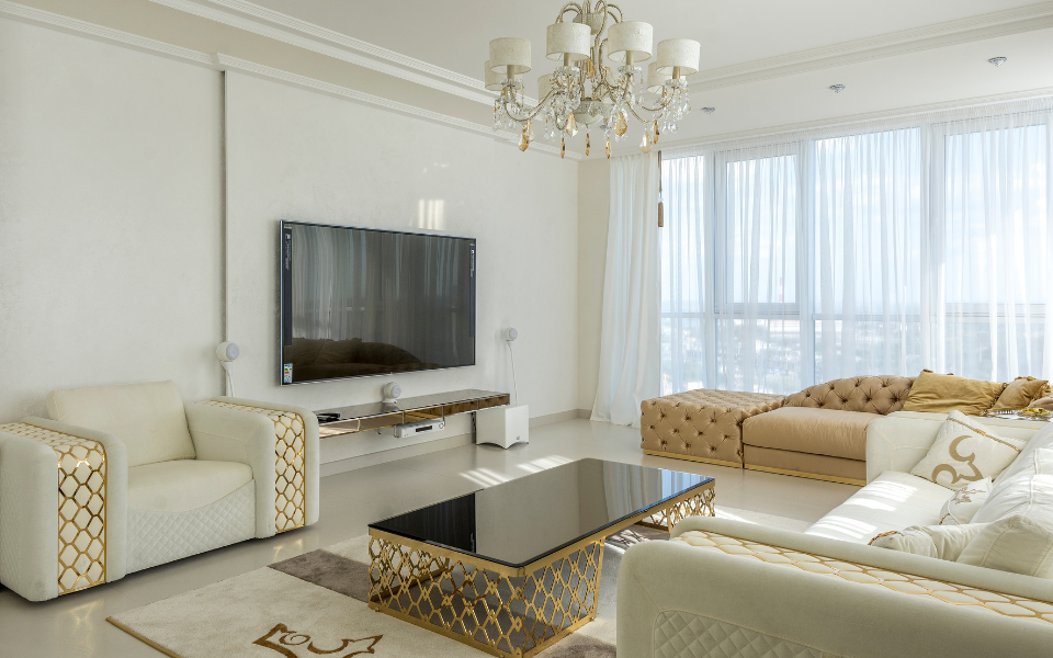 Bạn có thể đặt tivi lên kệ hoặc treo tường tùy vào không gian