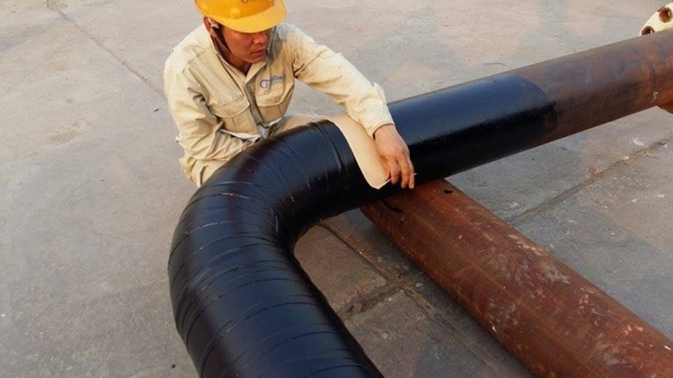 Ứng dụng sơn chống ăn mòn trong ngành công nghiệp dầu khí.