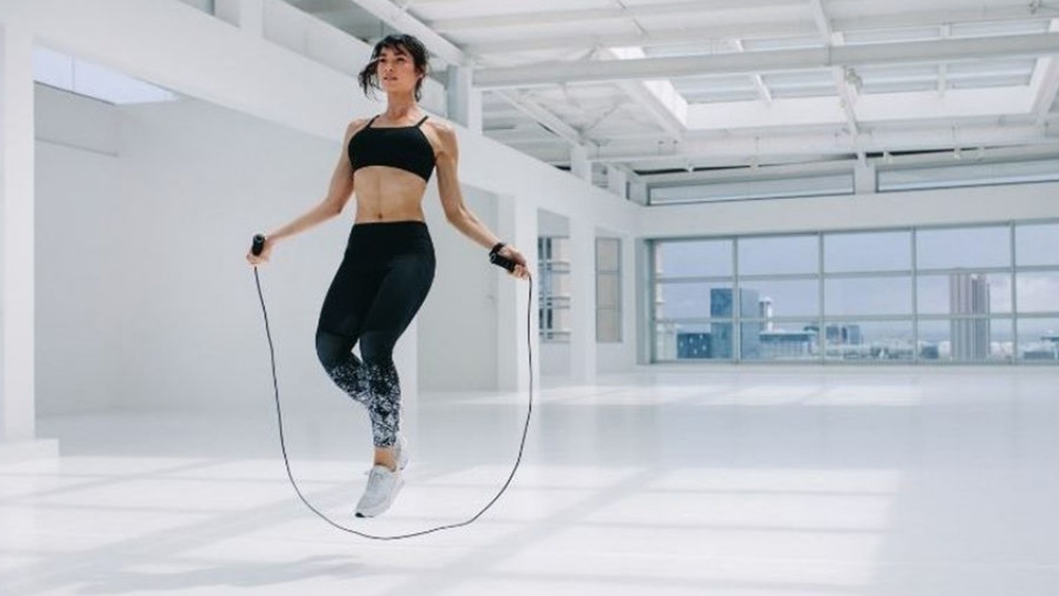 Nhảy dây 10 phút với mỗi lần nhảy 1 giây có thể đốt cháy được khoảng 140 calo