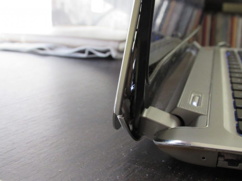 Laptop bị hở vỏ (ảnh 1)