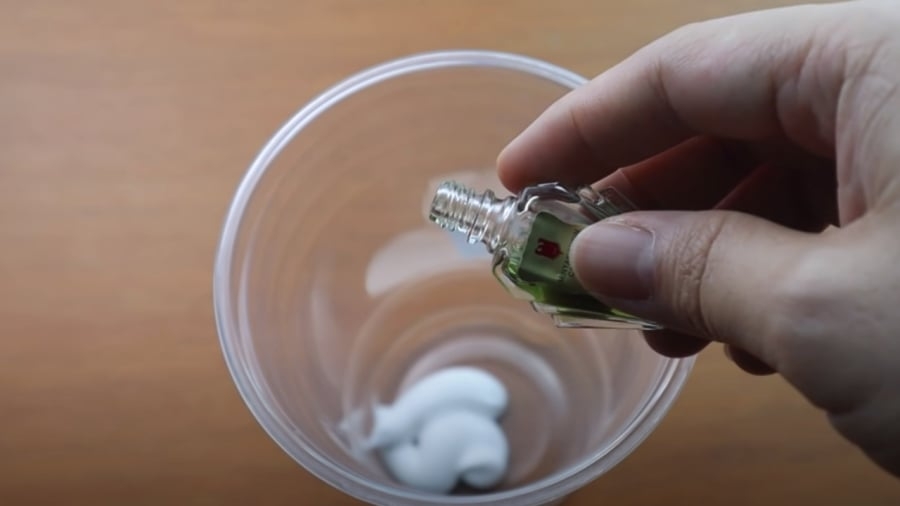 cách đuổi ruồi bằng dầu gió 2