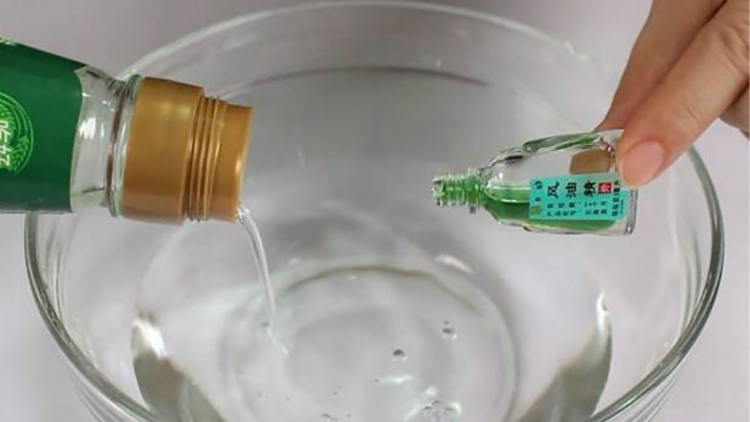 cách đuổi ruồi bằng dầu gió 4